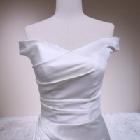 Robe de mariée classique coupe évasée, col en V, satin froncé diagonal, style sirène/trompette, dos nu, traîne chapelle, couleur personnalisée