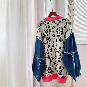 Cárdigan con estampado de leopardo y costuras de mezclilla de Color en contraste a la moda nueva chaqueta de suéter de punto holgada de otoño e invierno para mujer - Product Image 6