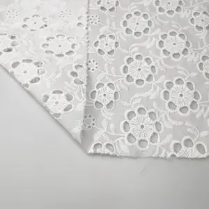 2023 फ्रेंच यूरोपीय नई कस्टम 100% कपास देहाती सादे सफेद फूल सुराख़ कढ़ाई पुष्प फीता कपड़े के लिए महिलाओं के कपड़े