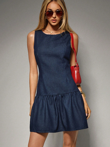 <span class=keywords><strong>Robe</strong></span> en <span class=keywords><strong>jean</strong></span> sans manches à la mode décontractée pour femmes de couleur bleue denim évidée au dos personnalisée - Product Image 3