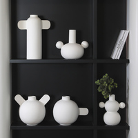 Ensemble de vases décoratifs modernes pour accessoires de maison nordiques personnalisés Ins Vase en céramique pour artisanat Vase à fleurs en céramique blanche