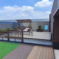 Planche de terrasse en composite WPC avec un design moderne à grain de bois, revêtement de sol extérieur écologique pour jardin et cour