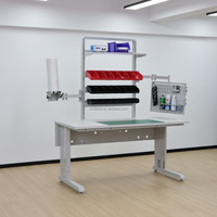 Table ESD à hauteur réglable électriquement, conçue pour les applications industrielles en salle blanche, avec roulettes mobiles