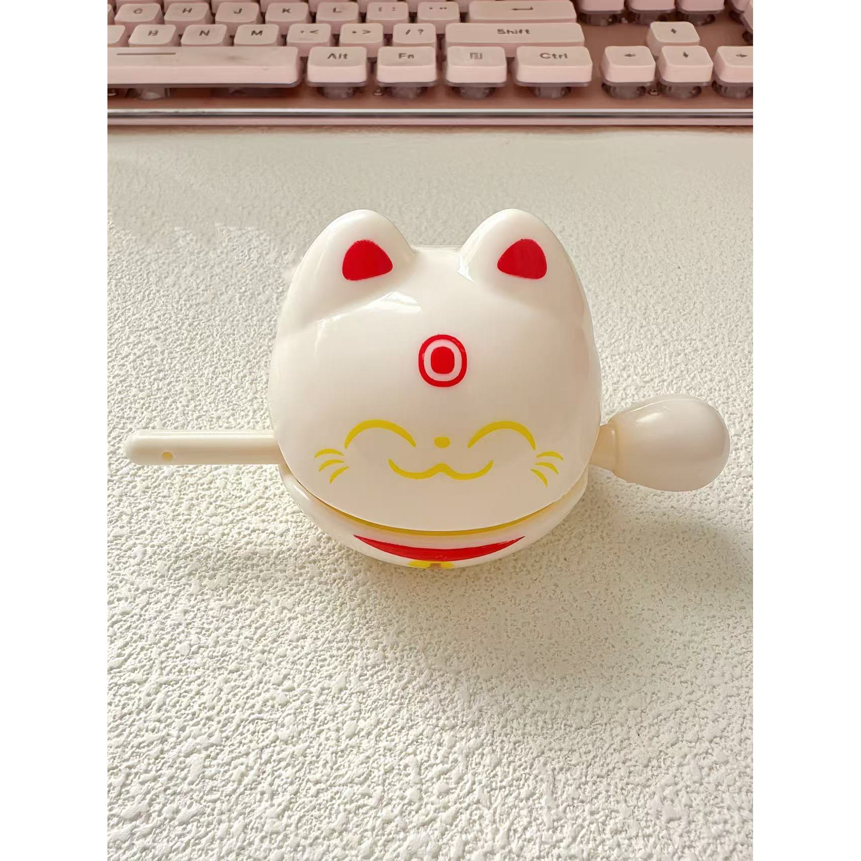 White lucky cat