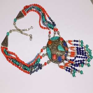 Colliers tibétains népalais en corail rouge et pierres précieuses turquoise - Product Image 3