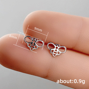 Orecchini a perno mini a forma di ape cava per donna, grazioso design a insetto, gioielli alla moda per la cartilagine - Product Image 5