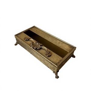 Boîte à mouchoirs de luxe antique, forme rectangulaire, base sur pieds, décoration de table, distributeur de mouchoirs en métal écologique, finition dorée - Product Image 1