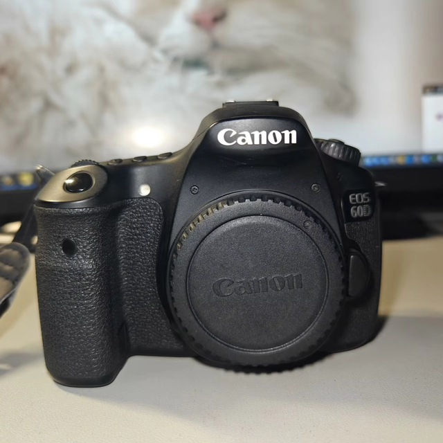 Low Price Second Hand 60D 18MP DSLR Camera Full HD Video Optical Zoom 2-3" Screen Lithium Battery CMOS Sensor SD Card ABS