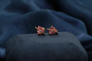Pendientes de Botón de Latón Chapado en Oro con Corazón Rosa y Flecha de Tianyu Gems - Pendientes Románticos y Lindos con Incrustaciones de Circonita para Mujer - Product Image 4