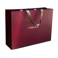 Sac cadeau en papier cartonné blanc biodégradable de luxe, logo personnalisé, poignée en ruban réutilisable, pelliculage mat, impression sérigraphique