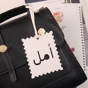 Colgante de cuero PU con texto árabe, letra árabe Alain, para bolso, llavero, decoración de moda para mujer - Product Image 4