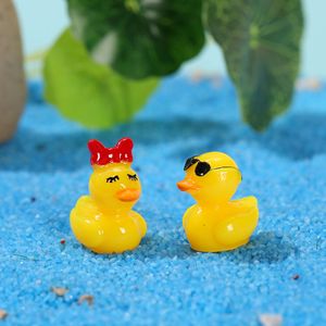 ตุ๊กตาเรซิ่นรูปเป็ดคู่รัก 3 มิติ น่ารัก ของตกแต่งสัตว์ขนาดเล็ก สีเหลือง ตัวผู้ตัวเมีย พร้อมแว่นกันแดดและโบว์ สำหรับตกแต่ง - Product Image 2