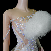 Robe de danse mini scintillante asymétrique en tulle et résille transparente nude, ornée de perles et de strass, pour spectacle de scène Drag Queen - En stock