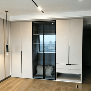 Armario Empotrado <span class=keywords><strong>de</strong></span> Lujo <span class=keywords><strong>de</strong></span> Piso <span class=keywords><strong>a</strong></span> <span class=keywords><strong>Techo</strong></span> con Paneles Blancos, Puertas <span class=keywords><strong>de</strong></span> Vidrio Bronce, Tiradores Dorados Pulidos e Iluminación LED Integrada - Product Image 5