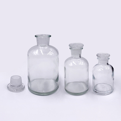 Vente en gros 30ml 60ml 125ml 250ml 500ml 1000ml Flacon <span class=keywords><strong>de</strong></span> réactif en verre ambré <span class=keywords><strong>de</strong></span> laboratoire <span class=keywords><strong>de</strong></span> <span class=keywords><strong>pharmacie</strong></span> d'apothicaire avec bouchon en verre - Product Image 2