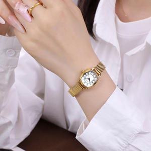 Reloj de Mujer Minimalista Vintage con Esfera Tonneau Romana, Tono Dorado, Resistente al Agua, Cuarzo, Estilo Elegante para Navidad - Product Image 6