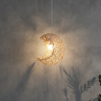 Lampe suspendue en rotin tressé à la main, forme de lune, lampe en forme de croissant organique, lampe décorative d'intérieur pour salle à manger, bar