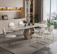 Table de salle à manger en marbre au design contemporain en acier inoxydable, ensemble de chaises de salle à manger rembourrées en similicuir