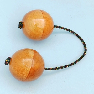 Shaker à double boule en bois peint à la main, instrument de percussion Orff, shaker à sable à deux boules, vente en gros - Product Image 2