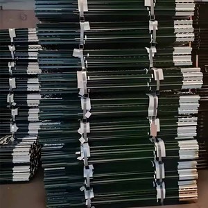 Postes <span class=keywords><strong>de</strong></span> Seguridad <span class=keywords><strong>de</strong></span> Acero Verde Resistente y <span class=keywords><strong>Estacas</strong></span> <span class=keywords><strong>de</strong></span> Jardín con Recubrimiento en Polvo <span class=keywords><strong>para</strong></span> Cercas Exteriores en Obras <span class=keywords><strong>de</strong></span> Construcción - Product Image 4