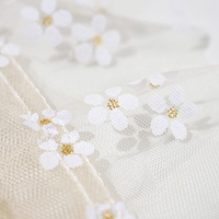 Pas cher prix 100% polyester tricoté fleur floral design 3d broderie net maille dentelle tissu pour vêtement