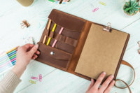 Journal de voyage A5 en cuir vieilli avec reliure cousue, impression UV, couverture souple marron foncé, pour cadeau vintage certifié et gaufré
