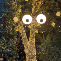 Lampes paysagères à grands faisceaux lumineux, lumières d'arbre extérieures illuminées, décorations publicitaires dynamiques rotatives, installations interactives