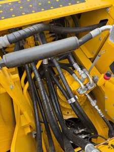 รถขุดไฮดรอลิกตีนตะขาบ Komatsu PC210 มือสองจากญี่ปุ่น น้ำหนัก 21 ตัน ชั่วโมงการทำงานต่ำ สภาพดี เหมาะสำหรับงานก่อสร้างและงานดิน - Product Image 2