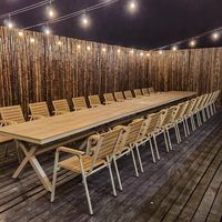 Ensemble de table à manger d'extérieur moderne 4 places en bois et plastique, mobilier de patio avec métal pour restaurant, patio ou jardin