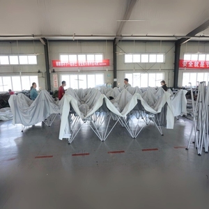 Tente d'abri familiale humanitaire - Blanche, type à armature droite, imperméable, coupe-vent, double couche, en tissu T/C, avec piquets et cordes - Product Image 4