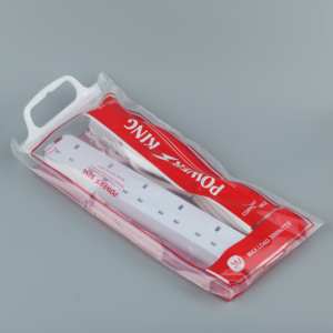 Multiprise blanche standard britannique avec interrupteur rouge et câble long, adaptée à une utilisation domestique et extérieure. - Product Image 1