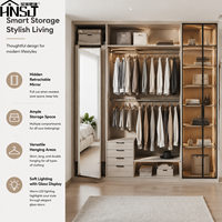 Armoire moderne autoportante pleine hauteur en bois sur mesure avec miroir, éclairage LED et vitrine pour salon