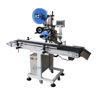 Machine d'étiquetage de surface plane de bureau pour l'application d'autocollants adhésifs sur boîte, carte, sac, pochette, couvercle de pot, bouteilles