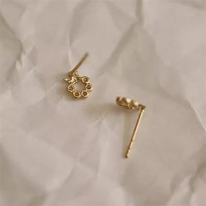 Boucles d'oreilles couronne en argent sterling 925 incrustées de zircon ROXI pour femmes, mini clous d'oreilles S925 - Product Image 4