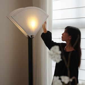 Lámpara de pie LED plegable de doble cara posmoderna con altura ajustable para sala de estar, hotel, sala de exposiciones - Product Image 1