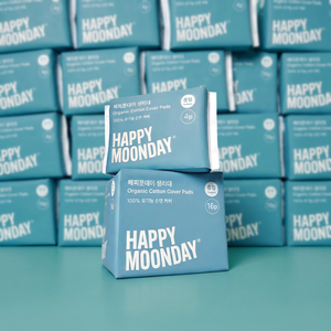 แผ่นอนามัยออร์แกนิคคอตตอนขนาดกลาง Happy Moonday พร้อมแกนซึมซับบางพิเศษและปีกแบบสบายสำหรับผู้หญิง - Product Image 1