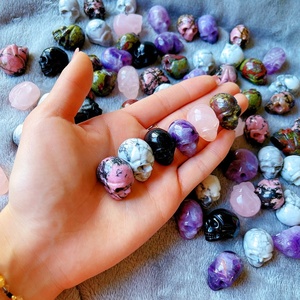 Miniature di Cranii Realistiche Intagliate a Mano in Pietra Semipreziosa Naturale, Ornamenti e Statuette in Gemme - Product Image 1