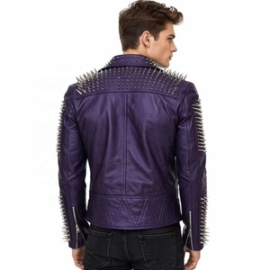 Chaqueta de Motociclista Personalizada de Piel de Oveja Encerada con Tachuelas para Hombre, Parche Bordado con Púas <span class=keywords><strong>en</strong></span> el Hombro, Estilo Gótico, de Cuero Genuino, Ropa Exterior de Moto OEM - Product Image 2