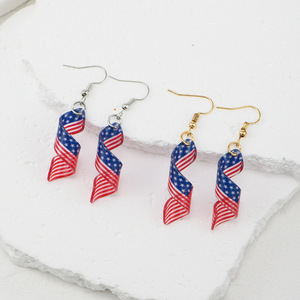 Pendientes acrílicos en espiral con bandera americana, ganchos dorados y plateados, joyería unisex, verano 2024 - Product Image 1