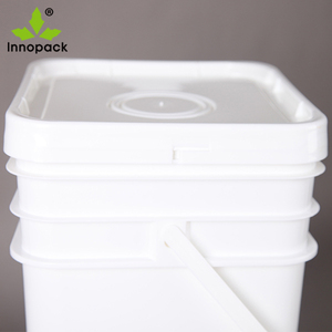 Seau carré en plastique de 20 litres et 8 gallons avec poignée en métal et couvercle uni, couleur blanche, épaisseur de paroi de 2.2mm - Product Image 3