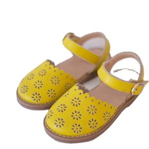 รองเท้าฉลุลายดอกไม้สำหรับเด็ก,รองเท้าแตะรัดส้นทำจากหนังนิ่มกันลื่นสำหรับฤดูร้อนปี2022 - Product Image 2