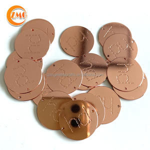 أفضل بيع عالية الجودة لامعة الذهب مطلي اثنين من الثقوب النحاس مخصصة شعار معدني التسمية للملابس لخياطة - Product Image 5