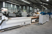 Router CNC de 3 Ejes HMI con ATC, Motor de 9 KW con Enfriamiento por Aire, Mesa de Vacío con Rodamientos, Control SYNTEC para Trabajos en Madera y Muebles (Larga Duración)