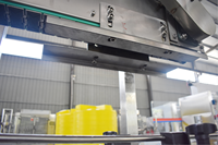Machine de bouchage entièrement automatique pour bouteilles d'huile de cuisson/huile de palme/huile de sésame/sauce soja/vinaigre avec élévateur de bouchons et capuchons en plastique à pression