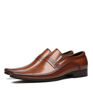 Zapatos de hombre con grabado láser y puntas ligeramente levantadas. Zapatos de cuero para hombres jóvenes. Mocasines casuales a la moda para niños - Product Image 1