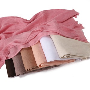 Écharpe carrée en rayonne 68 cm, couleur unie, douce pour la peau, décontractée, printemps-été, avec bords frangés - Product Image 2