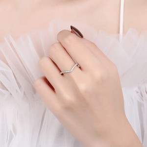 <span class=keywords><strong>Prix</strong></span> de gros usine Bague de mariage empilable pour femme en argent sterling S925 avec moissanite VVS1 complète et motif V <span class=keywords><strong>Chevron</strong></span> <span class=keywords><strong>demi</strong></span>-pavé - Product Image 6