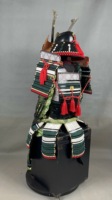 Ensemble complet d'armure de samouraï Yoroi noire et verte avec casque Kabuto orné, masque Menpo à pompon rouge, armure japonaise portable pour adulte