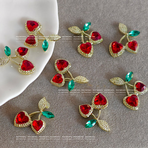 Nueva cereza roja en forma de corazón con diseño de diamante verde Proveedores de amuletos de uñas de aleación de cereza - Product Image 2