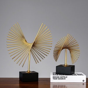 Vente chaude usine : Sculpture en fer doré de luxe européen pour la décoration de bureau et de chambre, décoration intérieure en résine - Product Image 3